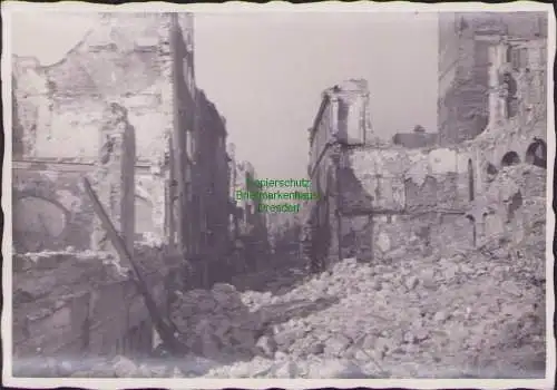 158259 Hahn Foto AK 8 Dresden Straßenzug Ruinen Zerstörung