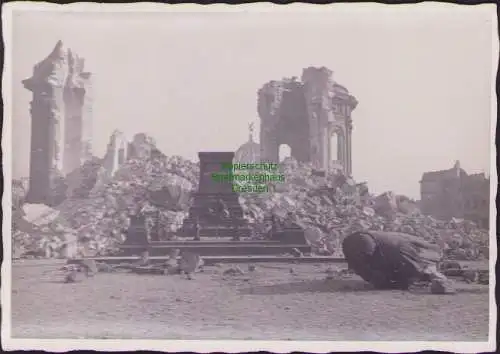 158258 Hahn Foto AK 5 Dresden Frauenkirche nach Einsturz Ruinen Zerstörung