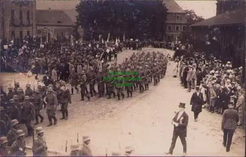 158328 AK Hirschberg Schlesien Einmarsch von Soldaten Militär Kirche Kirchplatz