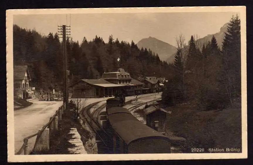 44572 AK Brünig Bahnhof Eisenbahn Zug Fotokarte um 1925