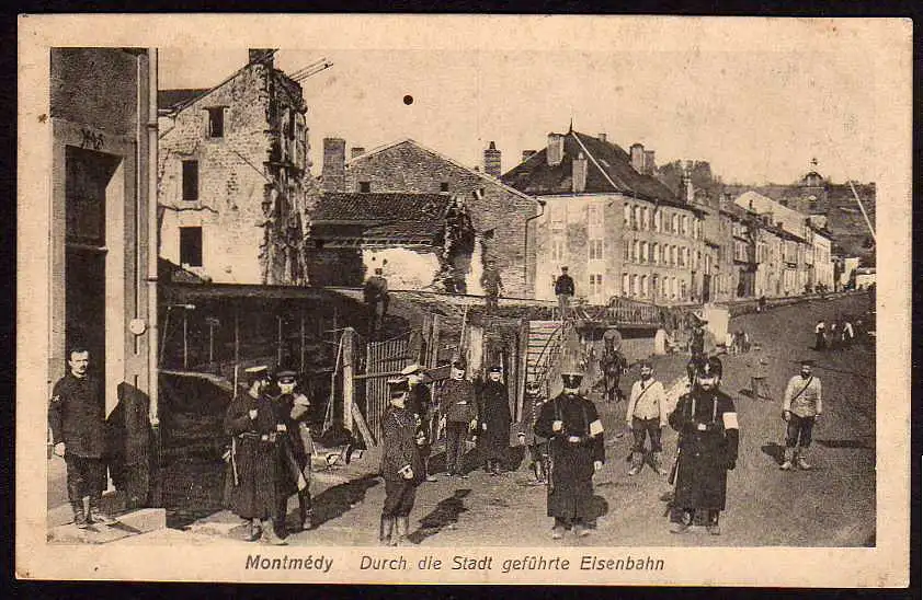 43242 AK Montmedy 1915 Durch Stadt geführte Eisenbahn