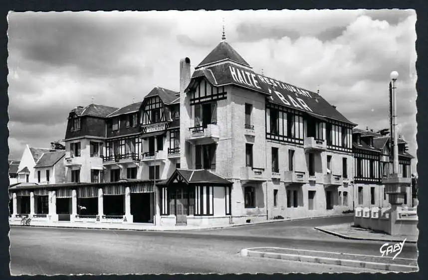 38108 AK Pornichet Hotel des Bains et le la Plage um 1950