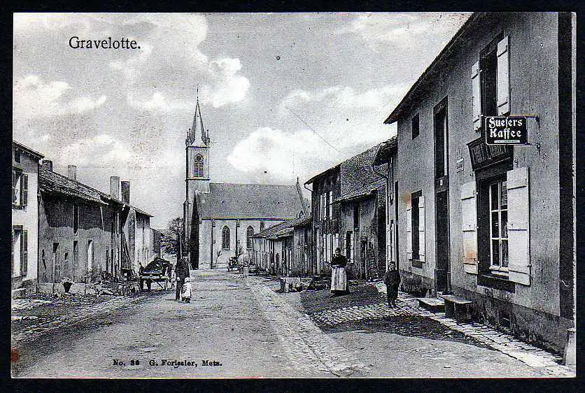 37561 AK Gravelotte Lothringen um 1917 Straße Kirche Kaffee Sueser