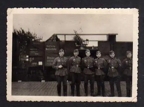 93806 Foto Soldaten vor Eisenbahnwaggon mit Geschütz Maschinengewehr Breslau
