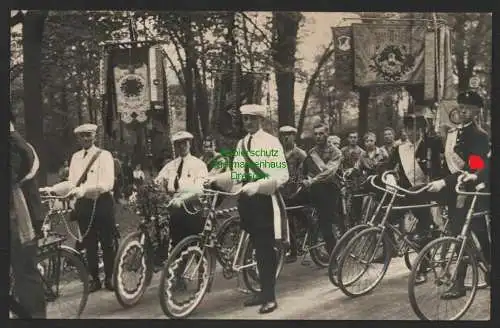 147035 AK Dresden Fotokarte Radfahrer Verein  Aufmarsch mit Standarten um 1935