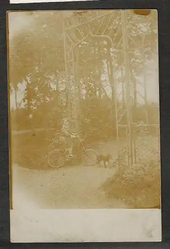 20229 AK Foto AK Magdeburg Kind mit Fahrrad , gelaufen 1930 ,Verlag: ohne