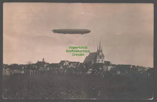 155493 AK Riesa 1913 Fotokarte Zeppelin Luftschiff über der Stadt