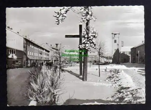 128543 AK Traunreut Obb. 1970 Platz mit Kreuz im Winter