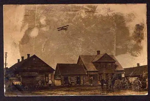 51328 AK Fotokarte Russland Bauernhäuser Soldaten Flugzeug Doppeldecker 1916