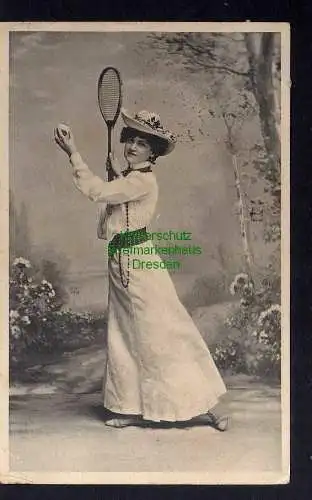 129377 Ansichtskarte Fotokarte Frau Federball Badminton Kleid Hutmode 1912