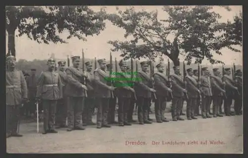 152054 AK Dresden 1915 Der Landsturm zieht auf Wache