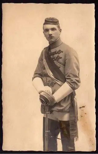 36958 Ansichtskarte Studentika Student in Festtracht Uniform Säbel Degen um 1920