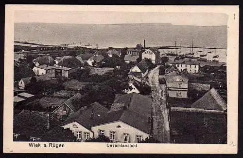 36283 Ansichtskarte Wiek Rügen Gesamtansicht Straße um 1925