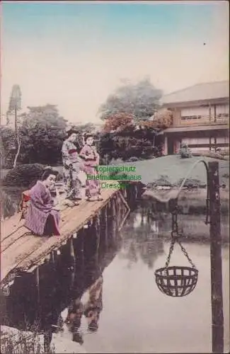 171082 AK Japan um 1910 3 Japanerinnen auf kleiner Brücke