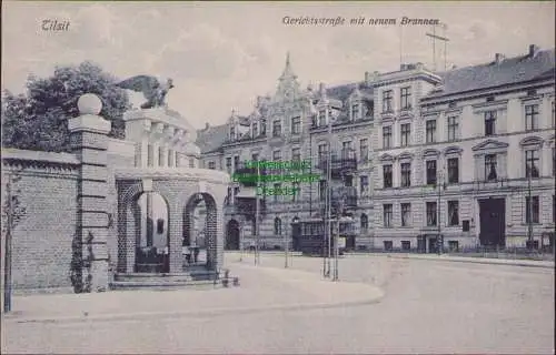 171937 AK Tilsit Ostpreußen Gerichtsstraße mit neuem Brunnen um 1910