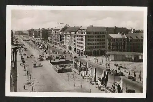 20667 AK Berlin unter den Linden und Brandenburger Tor Stalin Bild Propaganda