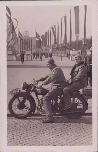 161736 AK Fotokarte Düsseldorf Festgelände 1937 2 Männer auf Motorrad