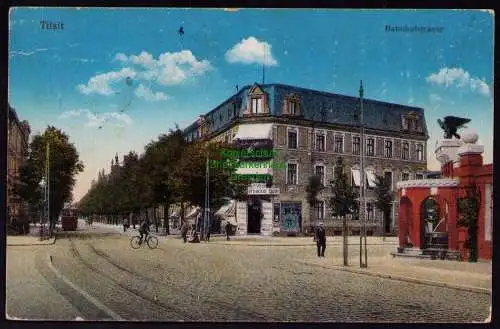 172019 AK Tilsit 1918 Bahnhofstraße Straßenbahn Eckgeschäft re. Brunnen Denkmal