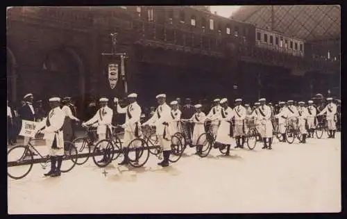 161898 AK Dresden Fotokarte um 1910 Radfahrer Verein Schwalbe