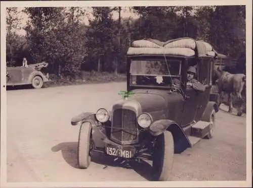 165624 Foto Auto alliierter Soldat um 1940 mit Gepäck auf Autodach