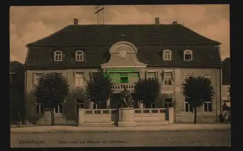 136147 AK Stavenhagen Geburtshaus und Denkmal von Fritz Reuter um 1925