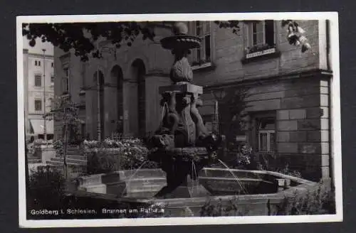 111107 Ansichtskarte Goldbeg Schlesien Fotokarte 1940 Brunnen am Rathaus