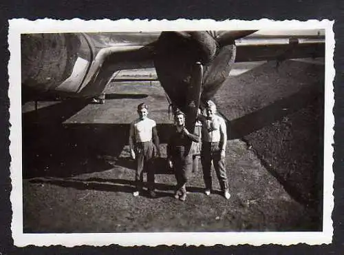 93807 Foto Soldaten Flugplatz Flugzeug Propeller 1940