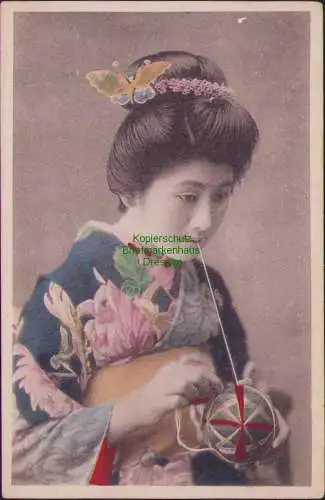 171099 Ansichtskarte Japan um 1910 Japanerin Ball Faden Schmetterling Haarschmuck