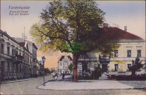 157611 AK Fürstenwalde um 1920 Eisenbahn Straße Post und Brunnen