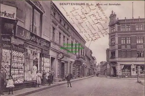 157660 Ansichtskarte Senftenberg N.-L. 1911 Markt Bahnhofstraße Geschäft J. Kubaschek Kostü