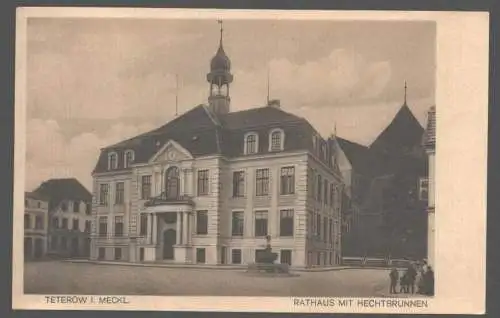 141767 Ansichtskarte Teterow i. M. Rathaus mit Hechtbrunnen um 1930