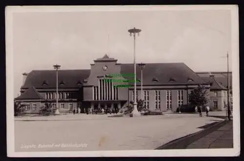 172353 AK  Liegnitz um 1935 Bahnhof mit Bahnhofsplatz