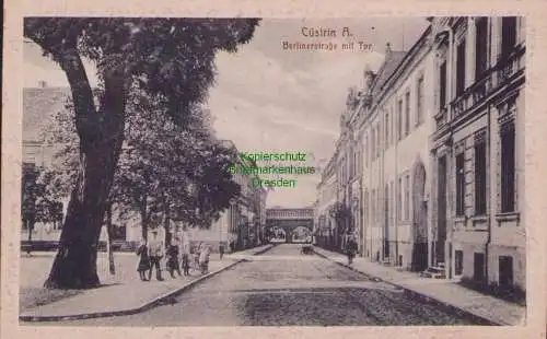 157022 AK Cüstrin Neustadt Küstrin 1927 Berliner Straße mit Tor