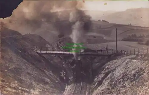 158425 AK Fotokarte Bad Landeck Schlesien Einsenbahn Zug Lok unter Brücke durchf