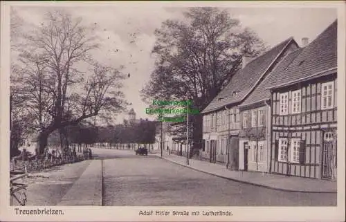 158153 Ansichtskarte Treuenbrietzen 1937 AH Straße mit Lutherlinde Fachwerkhäuser