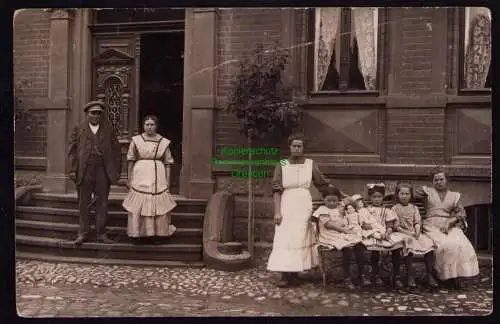 162349 AK Hödingen 1912 Fotokarte Familie vor Hauseingang 