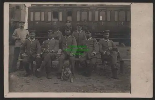 147576 Ansichtskarte 1. WK WWI Soldaten Zugpersonal v. Waggon 3. Klasse Uniform Schäferhund