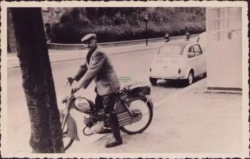 165612 Fotokarte Auto und Mann auf Motorrad um 1960