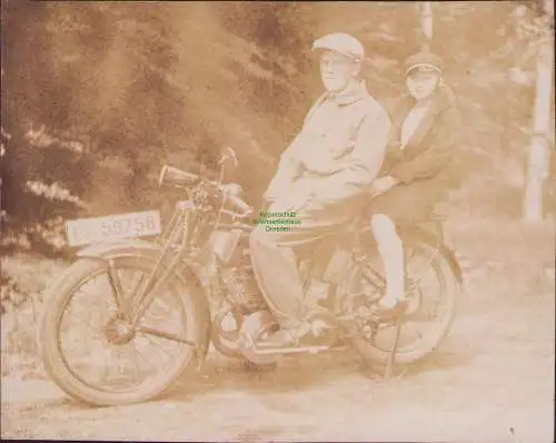 165614 Foto Mann Frau auf Motorrad um 1930 Kennzeichen IS - 59758  8,5 x 6,8 cm