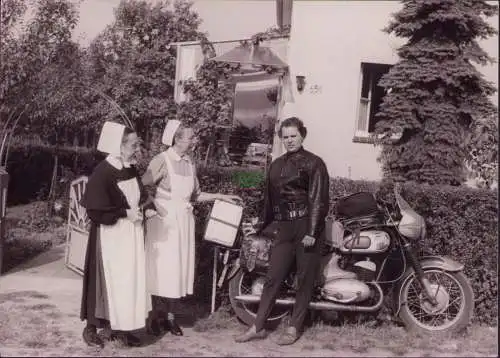 165611 Foto Motorrad mit Fahrer und zwei Damen um 1960