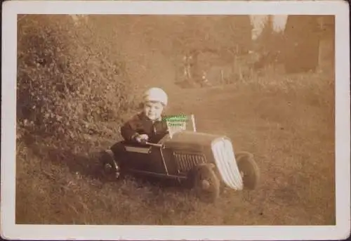 165601 Foto Kind im Spielzeugauto Auto um 1935  9,1 x 6,3 cm