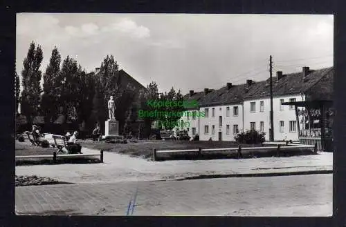 124192 AK Strasburg Denkmal Trümmerfrau am Marktplatz 1962 Zeitungskiosk
