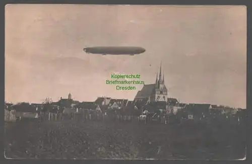 155493 AK Riesa 1913 Fotokarte Zeppelin Luftschiff über der Stadt