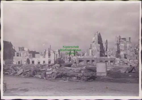 158262 Hahn Foto AK 10 Dresden Straßenbild nur noch Fahrwerk verbrannter LKW