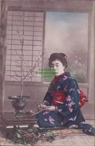 171081 AK Japan um 1910 Japanerin knieend