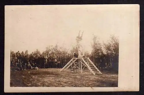 94848 AK Fotokarte Sport Turnen an selbstgeferigten Geräten im Felde Infanterie
