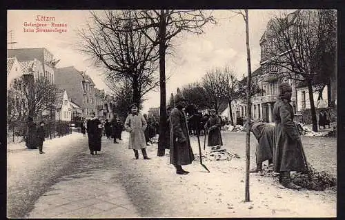 59003 AK Lötzen gefangene Russen bei Strassenfegen um 1916
