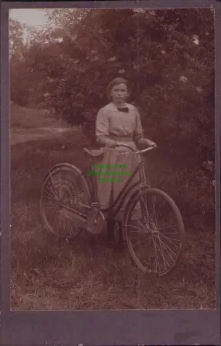B-22985 Frau mit fahrrad um 1910 Foto auf Hartpappe 10,7 x 16,5 cm Fahrradmarke