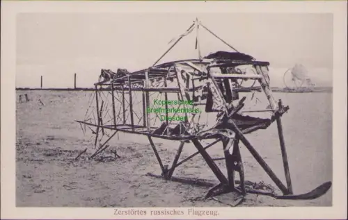 192520 AK 1. Weltkrieg WK um 1918 Zerstörtes russisches Flugzeug
