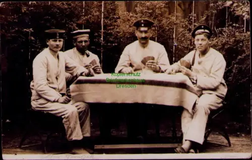 168955 AK Danzig 1917 Fotokarte 4 Herren beim kartenspielen im Lazarett